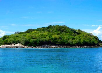 Crociera di lusso si trasforma in incubo: trovata morta dopo essere stata dimenticata sull’isola