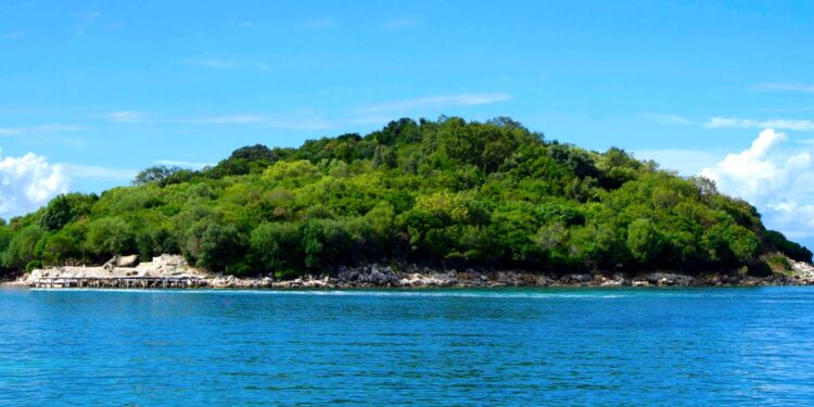 Crociera di lusso si trasforma in incubo: trovata morta dopo essere stata dimenticata sull’isola