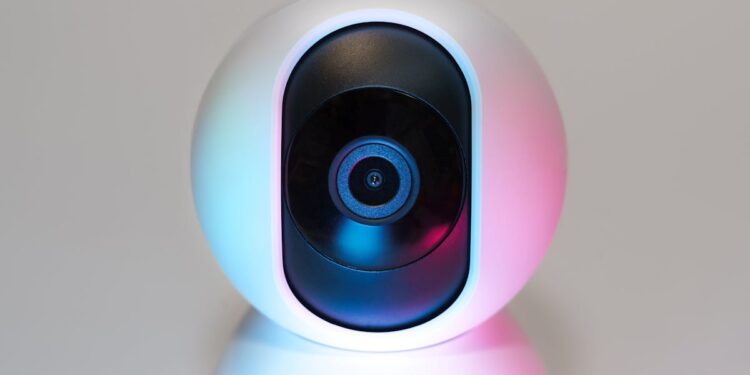 L’Aquila: Spionaggio nei bagni. 12 appartamenti controllati di nascosto da un solo uomo