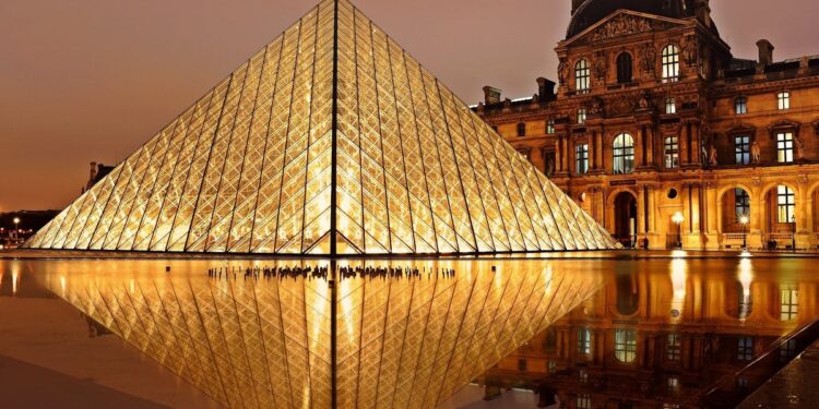 Parigi umiliata: trafugati in 7 minuti i gioielli imperiali di Napoleone dal Louvre