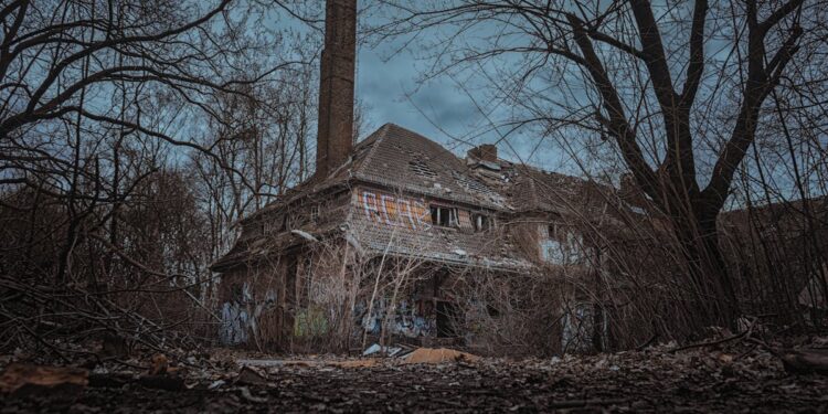 Disneyland, la visita alla Casa Stregata si trasforma in tragedia. Morta una donna